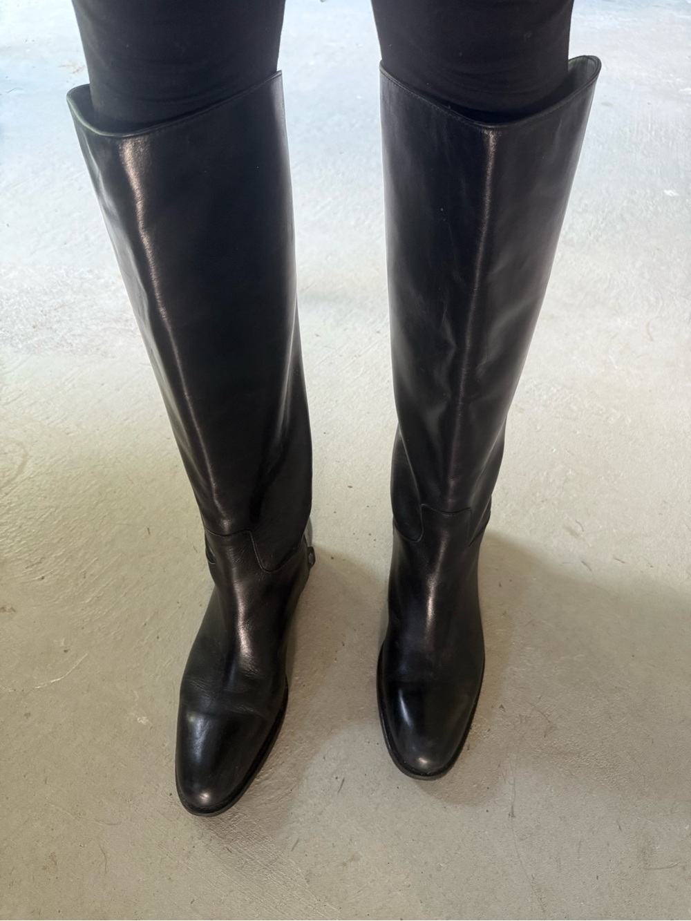 Vero Cuoio Black below -the-Knee Leather Boots